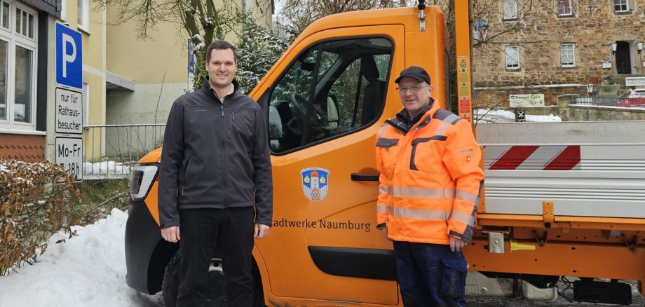Bürgermeister Sebastian Lesch und neuer Bauhofleiter Jürgen Hable vor einem Bauhoffahrzeug.