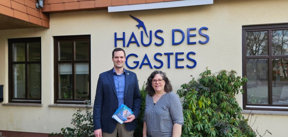 Herr Lesch und Frau Vogel vorm Haus des Gastes