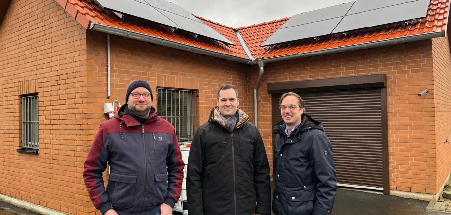Bürgermeister Sebastian Lesch, Bauamtsleiter Markus Sälzer und der Mitarbeiter Philipp Lange von der Firma BLG Projekt GmbH vor der Kläranlage Altenstädt.
