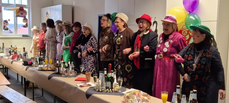 12 Altweiber schunkeln