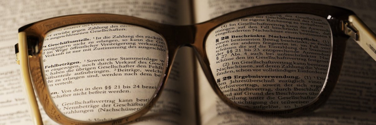 Brille auf einem Buch