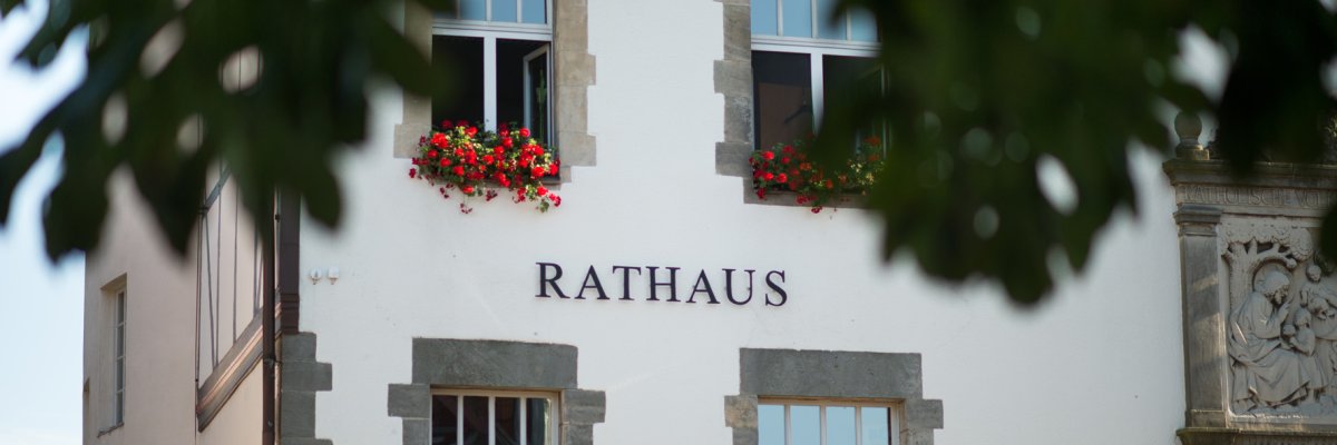 Rathaus von der Vorderseite zu sehen